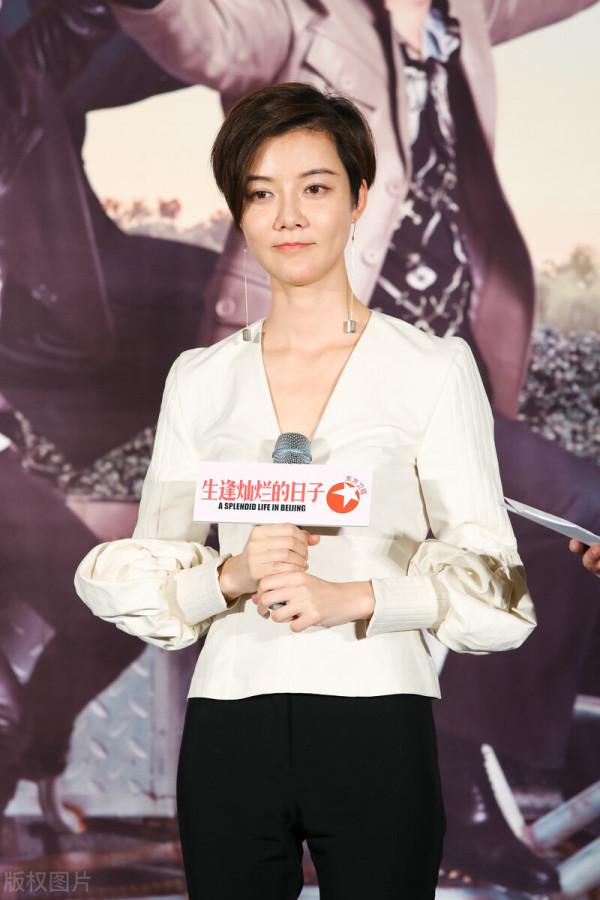 39歲車曉氣質不俗，穿深灰色抹胸裙配利落盤發，一點不顯老氣