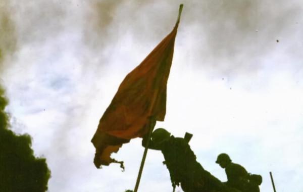 紅旗與戰士相互支撐,就是牢牢立在老山主峰上的“中國軍魂” 紅旗與戰士相互支撐,就是牢牢立在老山主峰上的“中國軍魂”