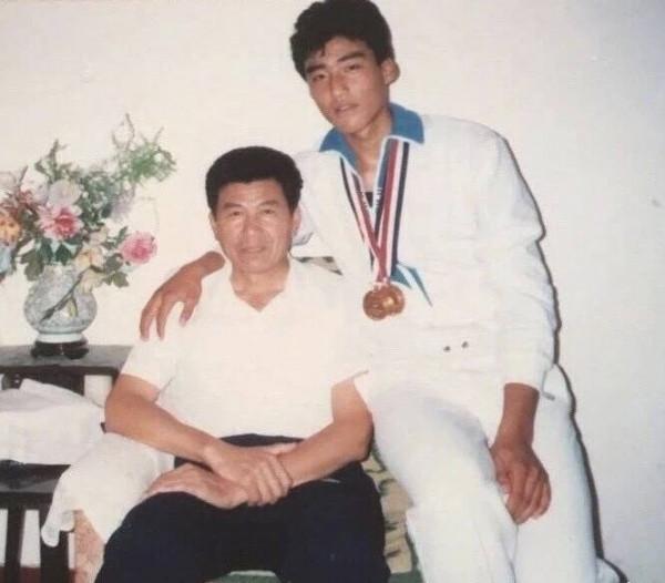 明明是親兄弟姐妹，卻一個爆紅一個落魄，都怪顏值、性格差距大？