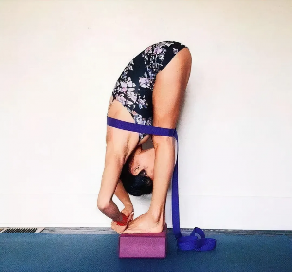 練瑜伽，輔具是最好的老師（附46個瑜伽常見體式練習方法）