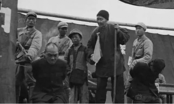 1937年,周恩來勞山遇刺,副官陳友才扮替身犧牲,死時身中20刀 1937年,周恩來勞山遇刺,副官陳友才扮替身犧牲,死時身中20刀