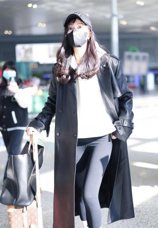 文詠珊也太適合長皮衣了,配衛衣挺減齡的,身材修長高挑真養眼 文詠珊也太適合長皮衣了,配衛衣挺減齡的,身材修長高挑真養眼