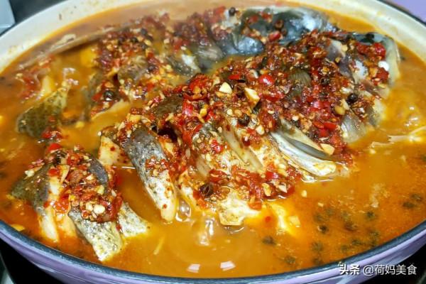 降溫了，在家秘製一鍋魚頭煲，鮮香入味又下飯，上桌夫妻倆搶著吃