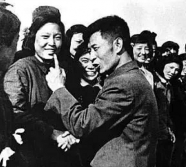 1956年，胡耀邦當選為中央委員，給毛主席寫信：我的心裡無限痛苦