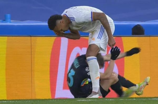 火爆！歐冠2戰3次衝突+4人染紅，中超舊將揮鐵拳，西蒙尼暴怒