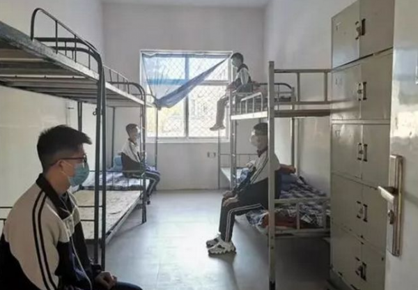 “如果能重來，絕不讓孩子住校”，一位寄宿生家長哭訴其中原委