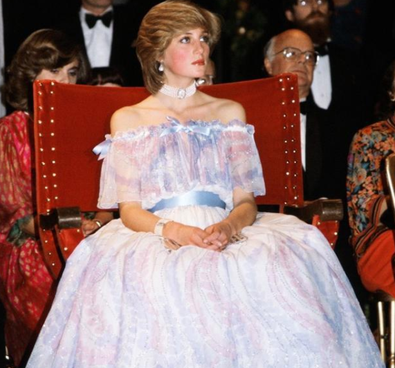 戴安娜行屈膝禮優雅得像仙女,卻在泰國行錯了禮,梅根行禮像侍女 戴安娜行屈膝禮優雅得像仙女,卻在泰國行錯了禮,梅根行禮像侍女