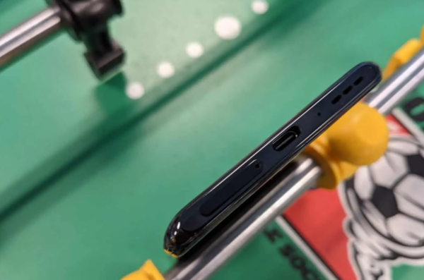 2021年最佳屏下鏡頭手機評測!中興 Axon 30 5G:千元機的完美選擇 2021年最佳屏下鏡頭手機評測!中興 Axon 30 5G:千元機的完美選擇