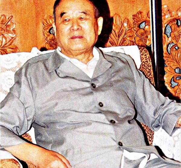 李德生追悼會:李訥與丈夫同行,解放軍抬棺徐行,老鄉盼將軍歸根 李德生追悼會:李訥與丈夫同行,解放軍抬棺徐行,老鄉盼將軍歸根