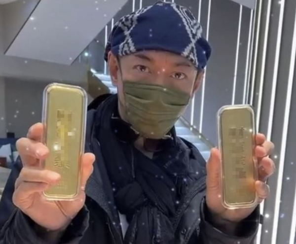 江華已暫停直播帶貨回家過年，一家四口溫馨出行，帥氣兒子罕露面