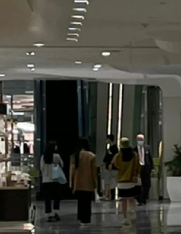 劉亦菲罕見逛奢侈品店!穿男友風西裝戴墨鏡表情高冷,巨星架子大 劉亦菲罕見逛奢侈品店!穿男友風西裝戴墨鏡表情高冷,巨星架子大