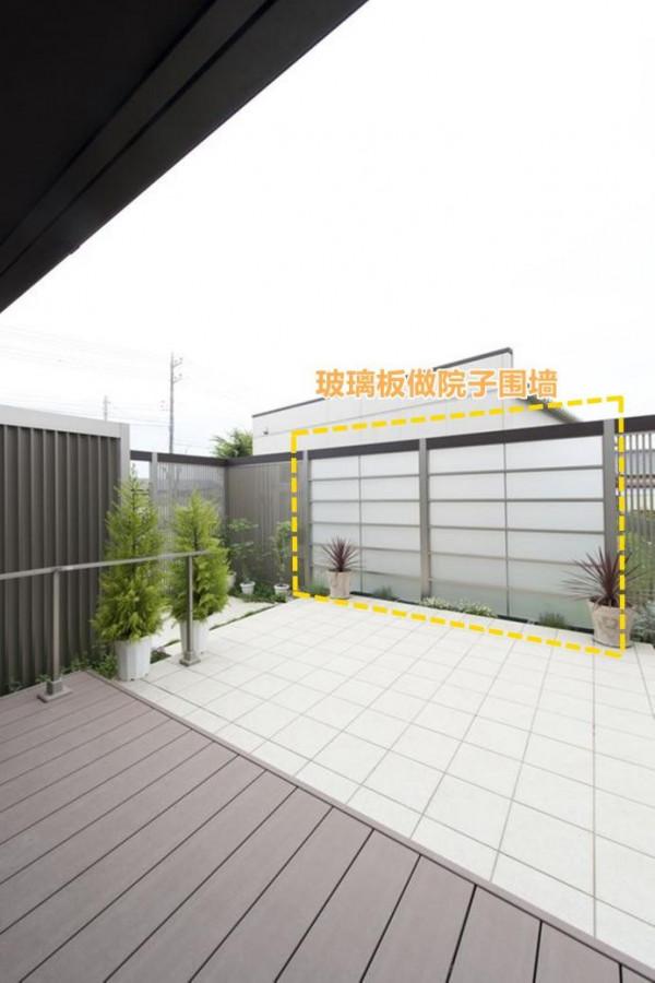 日本住宅的院子,圍牆愛用玻璃板,表面漂亮實際沒國內紅磚牆結實 日本住宅的院子,圍牆愛用玻璃板,表面漂亮實際沒國內紅磚牆結實