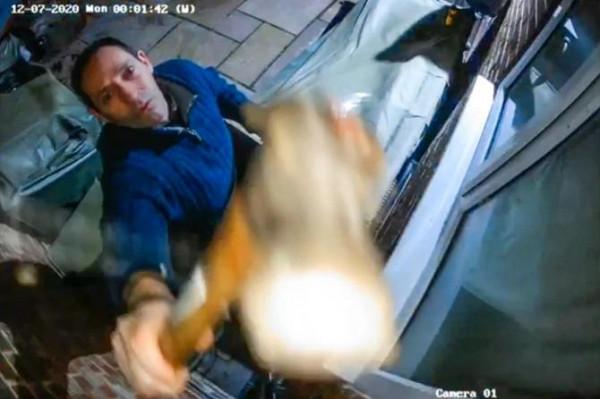 英國男子因為鄰居裝了可視門鈴而發狂,幾次將其毀壞稱不想被監視 英國男子因為鄰居裝了可視門鈴而發狂,幾次將其毀壞稱不想被監視