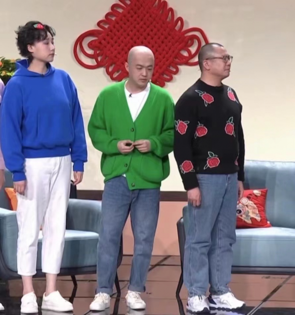 春晚奇葩出圈合集：馬凡舒的敬酒服，張小斐的妝發，譚維維的遮瑕