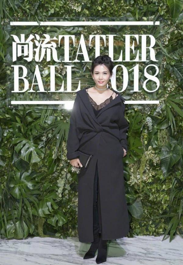 53歲邱淑貞攜女兒逛街,穿襯衫配拖鞋隨性又時髦,身材比女兒還好 53歲邱淑貞攜女兒逛街,穿襯衫配拖鞋隨性又時髦,身材比女兒還好