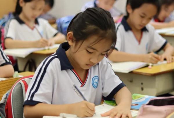 &OpenCurlyDoubleQuote;你家孩子跟不上&rdquo;，一年級沒學過拼音，老師一週內勸退三次