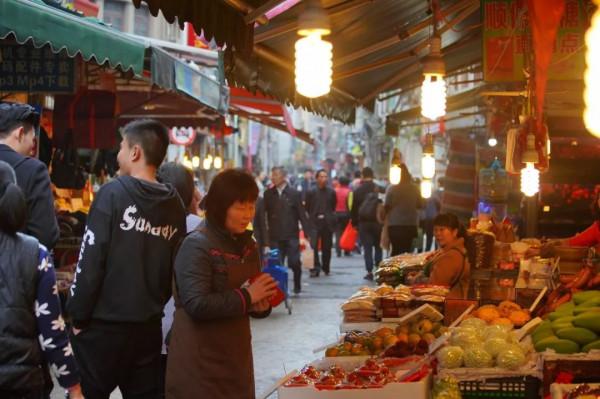 破舊市井裡，卻藏著煙火氣的院子生活