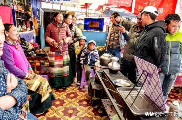 摩旅西藏的路上，我們闖入西藏小學，幹了件麼麼噠的事