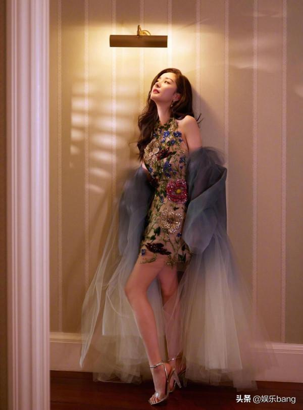 女星衛視春晚造型，楊冪唐嫣同穿吊脖裙，Baby離婚後美出新高度