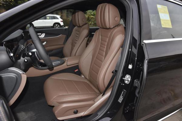 賓士E級PHEV，軸距3079mm，搭載2.0T+9AT，內飾討喜，造型帥氣