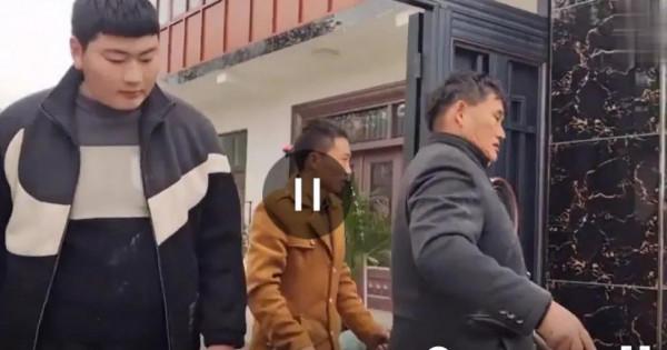 大衣哥家買石頭布置新房子