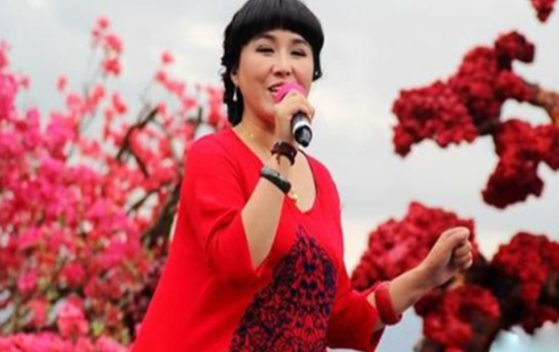 “草原歌后”烏蘭託婭:奪回了《套馬杆》,父親卻再也聽不到 “草原歌后”烏蘭託婭:奪回了《套馬杆》,父親卻再也聽不到