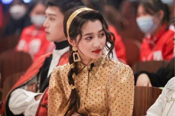 關曉彤參加綜藝復古風打扮，感覺比走紅毯還好看