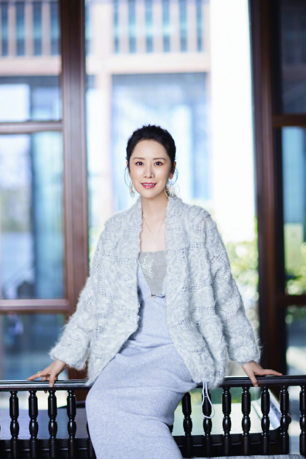 海清的高階感藏不住了，鏤空毛衣搭配針織裙，簡直就是&OpenCurlyDoubleQuote;逆生長&rdquo;