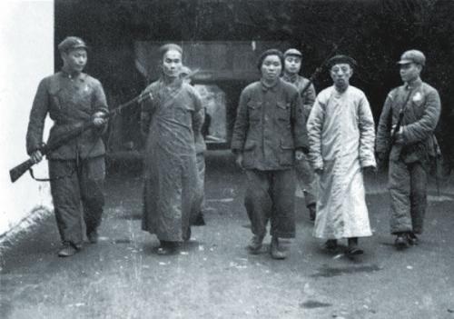 他是原勞動部部長，肅反中差點被殺害，官至副國級，兒子是副局長