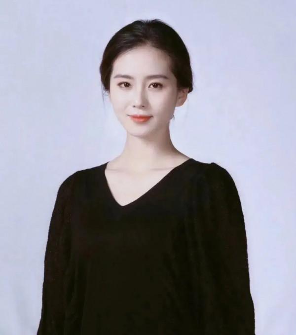 劉詩詩她的造型從來都是最端莊保守的，大家發現了嗎？