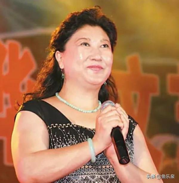 高秀敏不遺餘力幫扶王洪梅，王洪梅演出前都去高秀敏墓前彙報