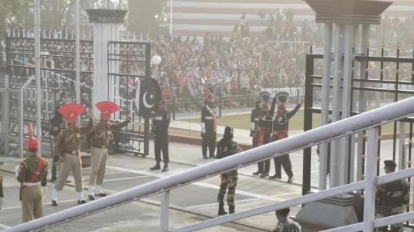 一場莊嚴，滑稽，充滿戲劇性的降旗儀式