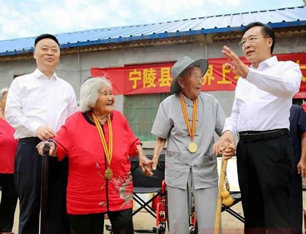 丈夫119歲，妻子114歲，河南夫婦年齡加起來233歲，已經六世同堂