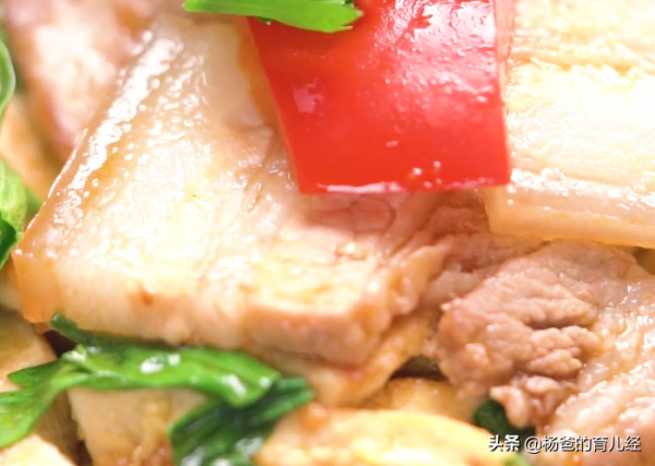 五花肉這樣吃太美味,搭配芹菜和豆腐,營養又解饞,孩子特愛吃 五花肉這樣吃太美味,搭配芹菜和豆腐,營養又解饞,孩子特愛吃