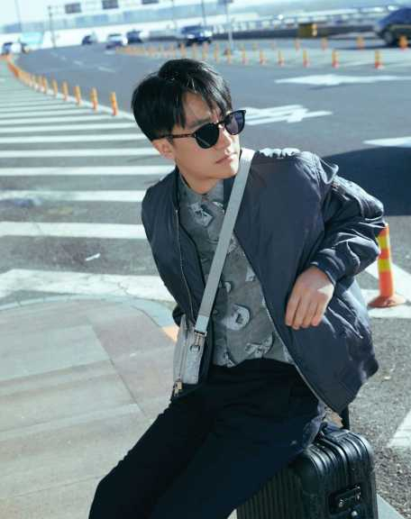 黃軒赴巴黎時裝週穿深灰色飛行外套酷感十足，你喜歡這樣的他嗎？