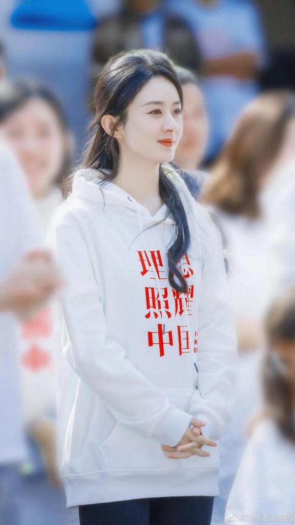 穿著普普通通的白色衛衣，和小朋友一起拍照真的太美了