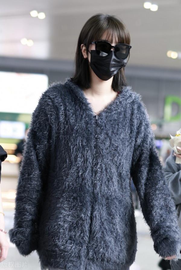 趙小棠穿灰色馬海毛毛衣搭配牛仔褲簡約溫暖 趙小棠穿灰色馬海毛毛衣搭配牛仔褲簡約溫暖