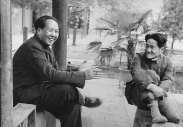 開國大典上，毛主席身後站著一個年輕人，戴著黑色禮帽，他是誰？