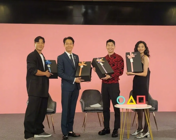 全世界《魷魚遊戲》的粉絲,靠衣服相認了 全世界《魷魚遊戲》的粉絲,靠衣服相認了