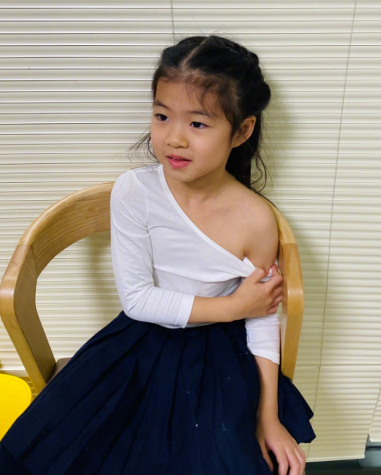 章子怡6歲女兒打針不怕疼！盯著針頭扎入胳膊，一臉淡定膽子超大