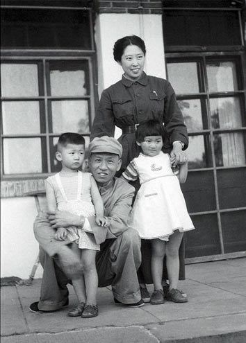 1963年,劉少奇夫人王光美畫像,在印尼街頭被爭相傳閱,究竟為何 1963年,劉少奇夫人王光美畫像,在印尼街頭被爭相傳閱,究竟為何