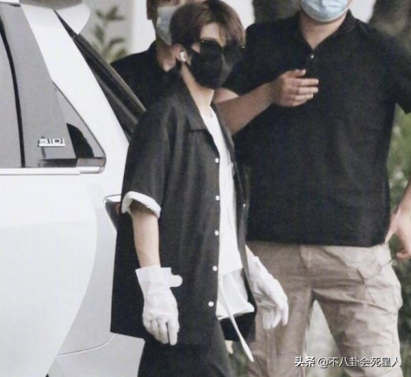 男愛豆畫風越來越偏！高跟開叉裙屢次出鏡，濃妝塗粉成常態