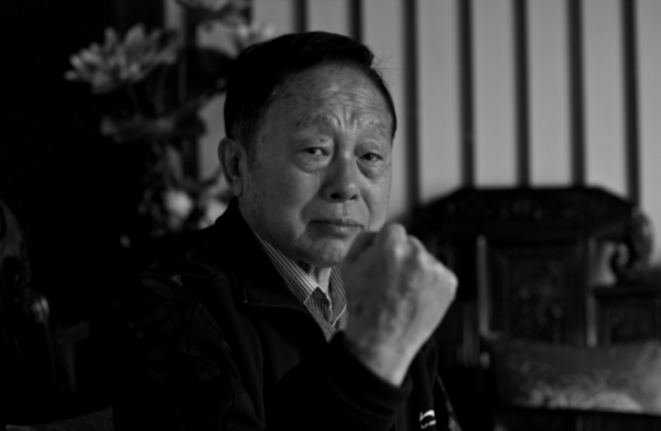 “愛國歌手”張明敏：28歲爆紅後被打壓，賣掉車房義演