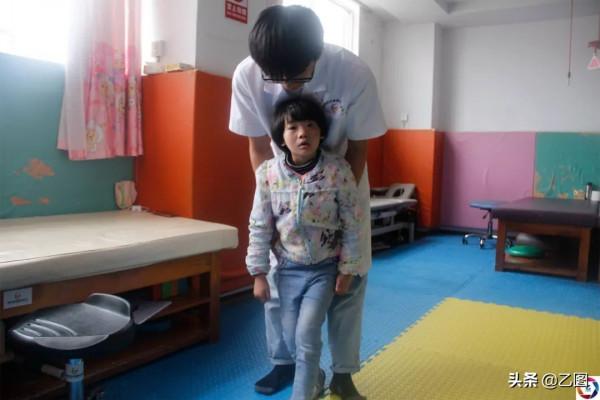 媽媽揹著幼女上山幹活，一陣電閃雷鳴後孩子臉青紫，噩夢就此開始