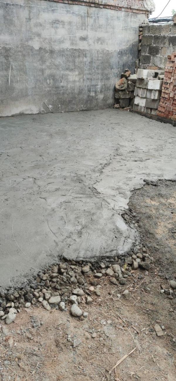 為了節約錢，我自己膠地，牆壁也想自己來刷