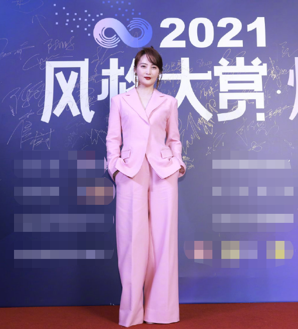 最新女星紅毯！蔣勤勤扮嫩、郭采潔翻車，楊冪用場外生圖美貌秒殺