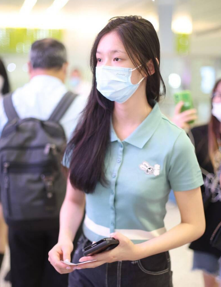 林允衣品成謎,同穿“挖空吊襪”褲,還能穿出兩種不同感覺 林允衣品成謎,同穿“挖空吊襪”褲,還能穿出兩種不同感覺