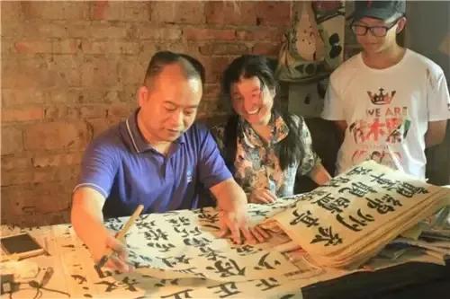 50歲農婦苦練書法20年，每幅賣100元，專家說毫無藝術可言？