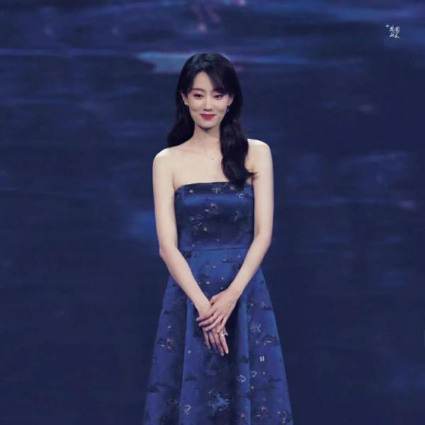 趙麗穎pk張含韻，中秋禮服，還是小趙更勝一籌