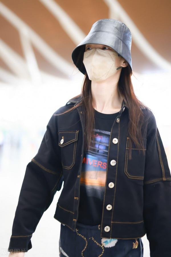 金晨穿牛仔外套搭配塗鴉牛仔褲，戴漁夫帽隨性時髦
